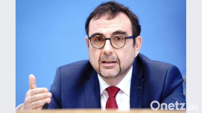 Klaus Holetschek (CSU), bayerischer Staatsminister für Gesundheit und Pflege, hat erklärt, dass seit Donnerstag kostenlose Corona-Schnelltests in Bayerns Apotheken möglich sind. Archivbild: Kay Nietfeld/dpa