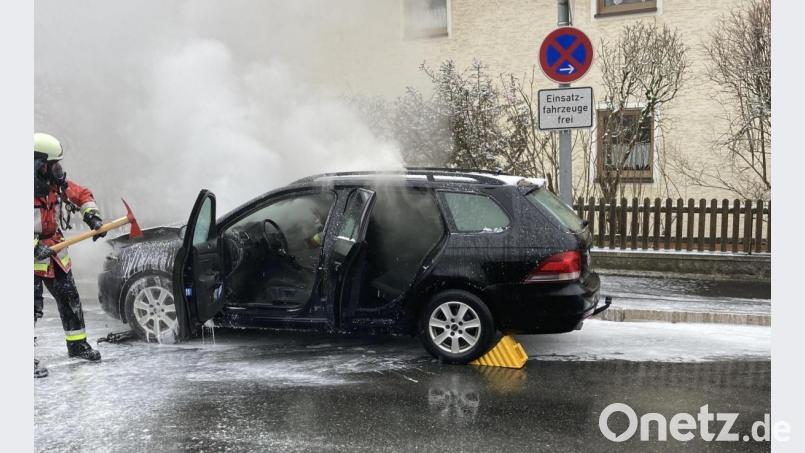 Mit unglaublicher Geschwindigkeit breiteten sich die Flammen im VW Golf Variant aus. Feuerwehr und Polizei schätzen den Schaden auf rund 5000 Euro. Bild: Polizeiinspektion Neustadt/WN/exb