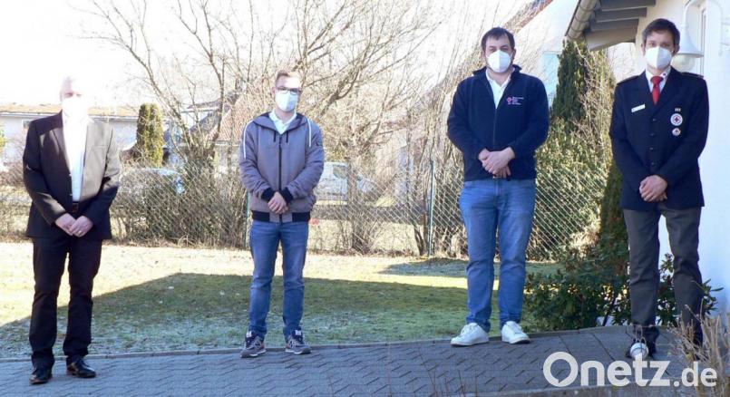 Bürgermeister Jürgen Kürzinger (links) gratulierte dem neuen Bereichsleiter Christian Lenk (dritter von links) und seinem Stellvertreter Kevin Goß (zweiter von links) und wünschte ihnen alles Gute im neuen Amt. Stellvertretender Kreisbereitschaftsleiter Thomas Rauch vom Kreisverband Weiden und Neustadt (rechts) schloss sich den Glückwünschen an. Bild: lep