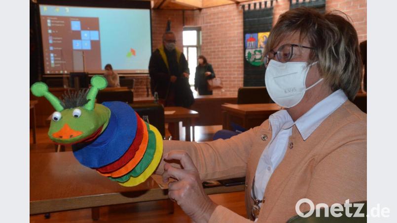 Sabine Guhl mit Leseraupe "Regibert", die auf Wunsch von Petra Vorsatz ins Stadtmuseum umsiedeln soll. Bild: uz