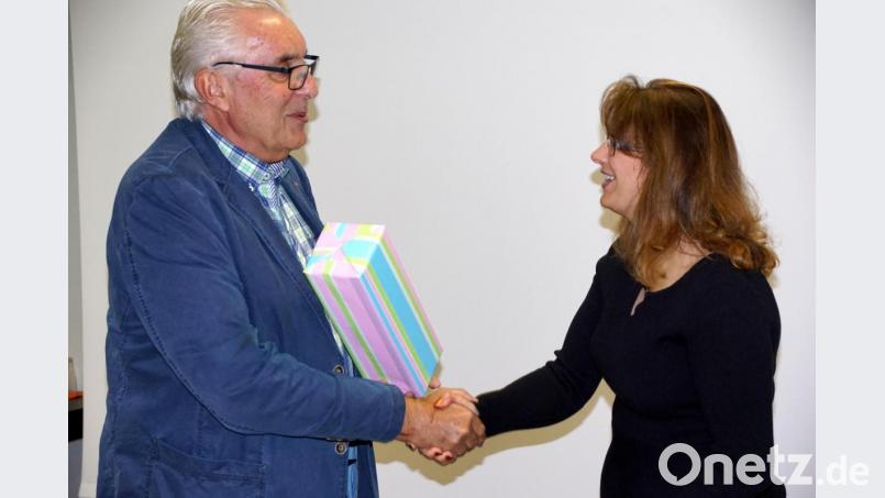 Josef Hecht gratuliert Steffi Stelzl zur neuen Aufgabe. Bild: bkr