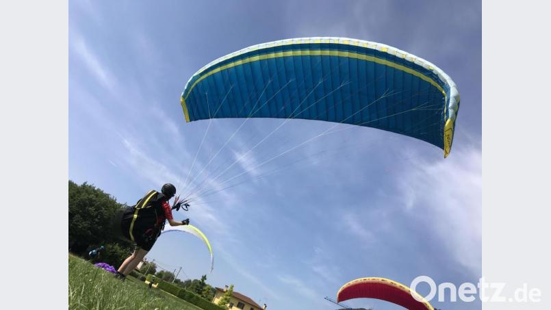 Tobias Ruhland vertraut auf dieses blaue Polster, das eine safte Rückkehr auf den Boden garantiert. Bild: exb