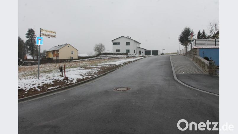 Mit der Feststellung der endgültigen Herstellung der Erschließungsanlage Regensburger Straße / Oberhausener Straße und der Billigung der Abrechnung kann der Markt Eslarn nun die Erschließungsbeiträge einheben. Bild: pi