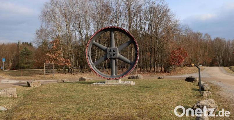 Hier am Damm des Steinberger Sees soll die neue Pumptrack-Anlage mit Fahrradverleih und Café entstehen. Bild: Hirsch