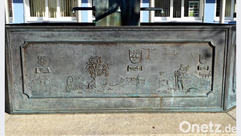 Dieses Relief der "Goldenen Straße" ist am Marktbrunnen zu sehen. Eine Stele soll in Kohlberg ebenfalls auf die Handelsstraße hinweisen. Wie sie aussehen und wo sie stehen wird, ist noch unklar. Bild: fsb