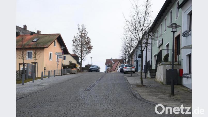 Die Parkplätze am Marktplatz entlang der rechten Häuserreihe sollen von der Einmündung des Richard-Strauss-Straße bis zur Postfiliale als Kurzzeitparkzone mit 30 Minuten Parkdauer an den von Montag bis Freitag von 7-18 Uhr und samstags von 7-12 Uhr ausgewiesen werden. Bild: bey