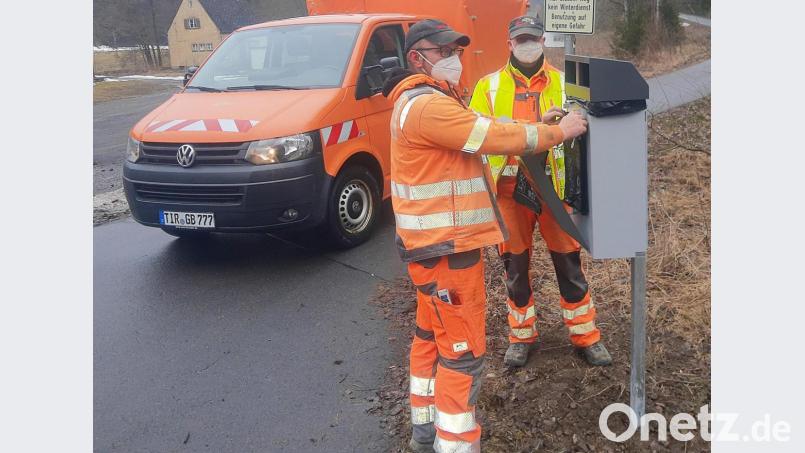 Drei neue Hundeklos haben Sebastian Söllner und Alexander Hecht (von links) vom Bauhof-Team auf den Wegen rund um Brand aufgestellt. Ein neues finden Hundefreunde am Parkplatz beim Goetz-Areal. Bild: ld
