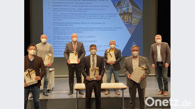 Stadträte vor Tagesordnung. Weil sie länger als drei Wahlperioden im Stadtrat sitzen, gab es die Kommunale Dankurkunde für (von links) Uli Hübner, Ralf Kuhn, Klaus Mrasek, Florian Fuchs, Hans-Jürgen Bumes sowie Martin Preuß. Oberbürgermeister Michael Cerny (rechts) gratuliert. Bild: ass