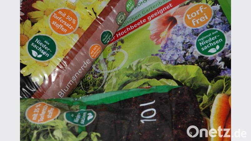Ist das Substrat torffrei oder nur torfreduziert? Im Normalfall genügt ein aufmerksamer Blick auf die Verpackung. Inzwischen haben auch regionale Anbieter torffreie Alternativen im Angebot. Bild: cvl