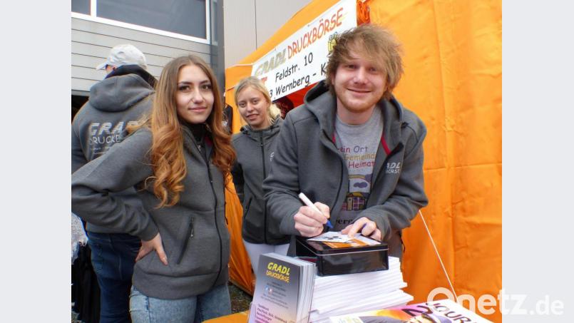 Autogrammstunde mit Sheeran-Double Nico Eckl in Wernberg. Vor allem Selfies mit dem Doppelgänger sind gefragt. Bild: cv