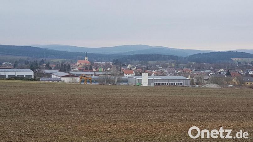 Auf dem drei Hektar großen Gelände südlich des Steinwerkes Rappl in Moosbach entsteht eine Photovoltaik-Anlage mit drei MWp Leistung. Bild: gi
