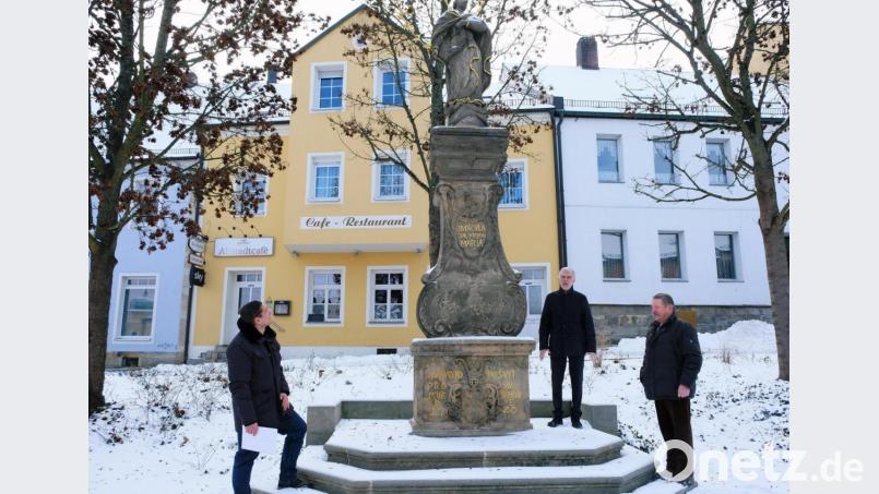 Nach Abschluss der Arbeiten dankte Bürgermeister Marcus Gradl vor der Mariensäule Diplomingenieur und Kreisheimatpfleger Hannes Oberndorf und Bauunternehmer Gerhard Prösl (von links) für die großzügige Übernahme der Restaurierungskosten Bild: do