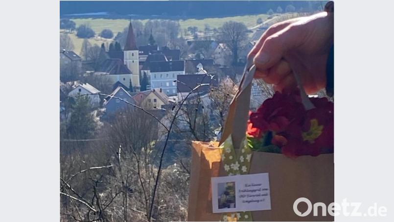 Tüten mit Primeln überbrachte der Obst- und Gartenbauverein Fürnried seinen Mitgliedern zum Start ins Frühjahr. Bild: Kerstin Bodendörfer/exb