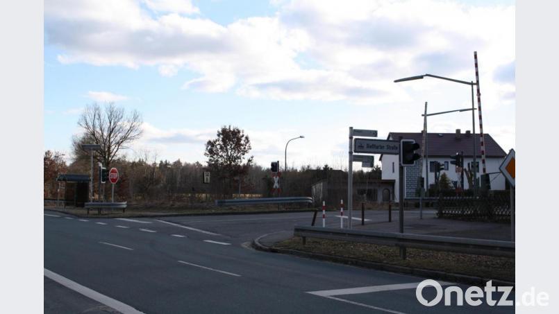 Eine langwierige Neugenehmigung wird hoffentlich nicht fällig, wenn die Ampeln des Schwarzenbacher Bahnübergangs im Zuge der ab Frühjahr 2022 beginnenden Kreuzungsneugestaltung versetzt werden müssen. Zurzeit prüft die Bahn, ob ein Weiterbetrieb auf der Basis der geltenden Genehmigungen möglich sein wird. Bild: bjp