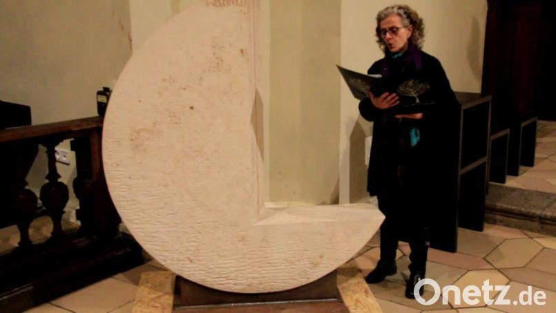 Getrud Hankl während des Singens im Fastenimpuls-Video. Dabei wird auch das Kunstwerk von Dominik Schleicher in Szene gesetzt. Bild: spf