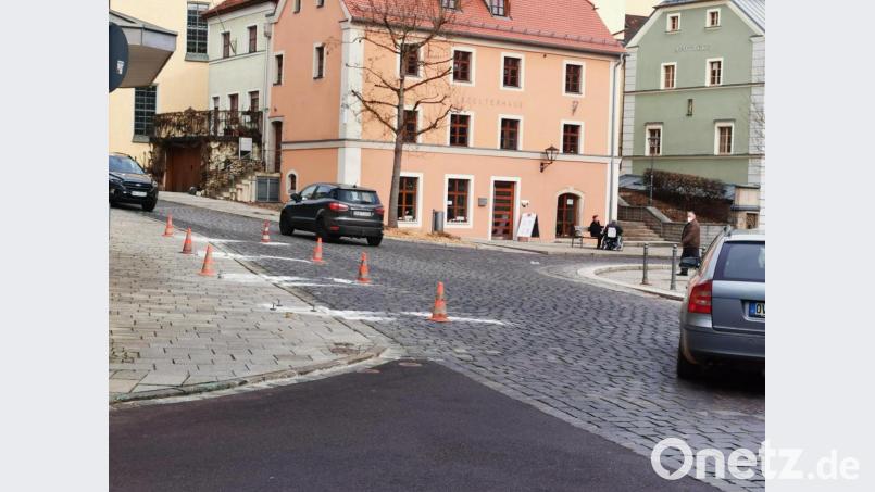 Seit einigen Tagen sind zusätzliche Parkplätze in der Oberviechtacher Altstadt ausgewiesen. Am Marktplatz (Bild) sind die weißen Linien nach dem Setzen der Markierungsnägel allerdings wieder verschwunden. Bild: Portner
