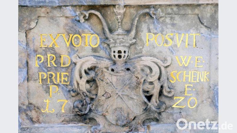 Im Sockel des Marien-Denkmals aus dem Jahr 1720 ist das Familienwappen der Prieschenks zu erkennen Bild: do