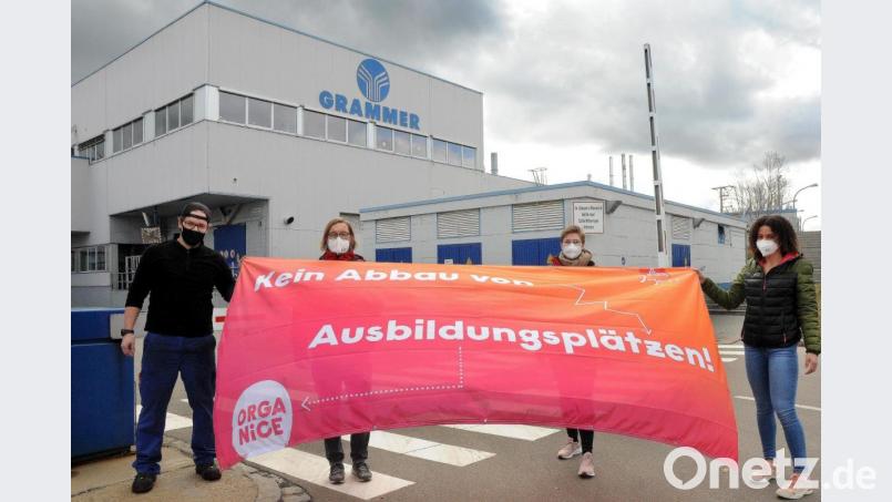 Junge Menschen brauchen auch und gerade in Corona-Zeiten eine Perspektive. Dafür demonstrierten am Freitag vor dem Grammer-Werkstor in Haselmühl die Jugendvertreter und die IG Metall. Im Bild von links: Daniel Meier (Jugendvertreter Grammer), Matthias Scherr (Jugendsekrektär IG Metall Amberg), Katrin Wieser (IG Metall) und Stella Zimmer (Jugendvertreterin Siemens Amberg). Bild: Stephan Huber