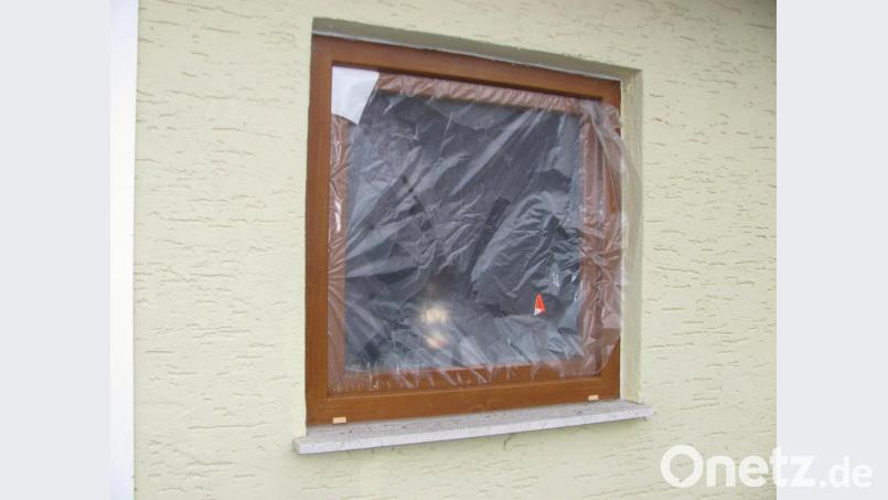 Mit einer Plane haben Vereinsangehörige des VfB Mantel das eingeworfene Fenster zunächst notdürftig verschlossen. Bild: sei
