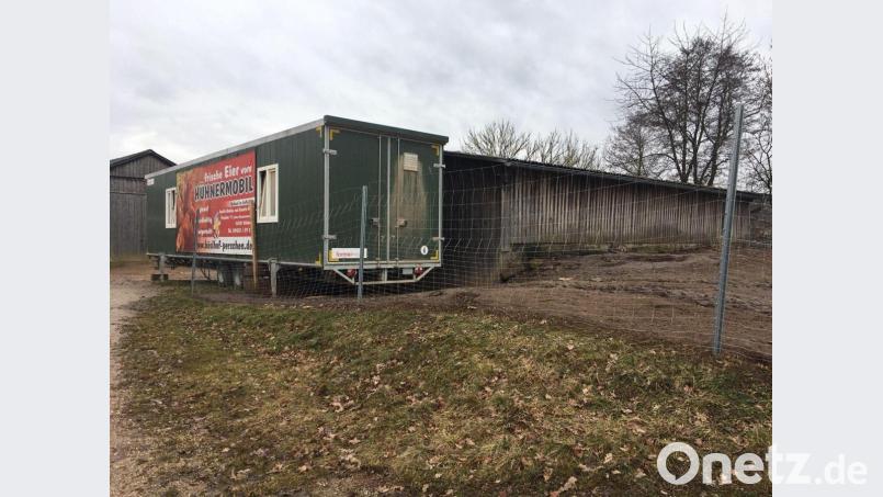 Normalerweise wäre das Hühnermobil in der nächsten Woche weiter gezogen. Jetzt steht es weiterhin auf dem Höslhof in Perschen und die Auslaufklappe bleibt zu.. Bild: ihl