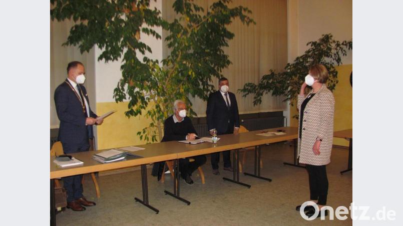 Als Nachfolgerin von Rita Steiner legte Ulrike Schiller (rechts) vor Bürgermeister Richard Kammerer (links) und dem Marktgemeinderat den Amtseid ab. Bild: sei
