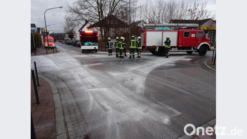 Großer Öleinsatz an der Kreuzung Stockerhutweg Ecke Königsberger Straße. Bild: Dobmeier