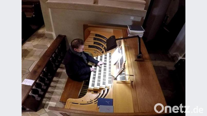 Kirchenmusikdirektor Andreas Sagstetter an der Orgel in der Basilika, während der Aufnahmen für den Video-Fastenimpuls. Bild: spf