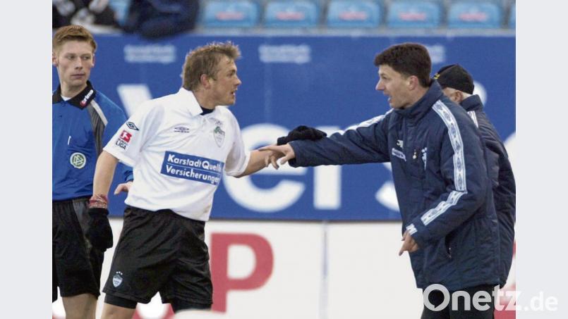 Fünf Tage nach dem Pokal-Aus gegen Werder: Fürths Trainer Thomas Kost (rechts) gibt seinem Spieler im Spiel gegen den SSV Jahn Regensburg Anweisungen. Bild: Wolfgang Zink