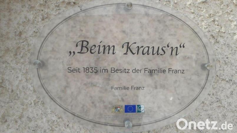 Ein Beispiel für ein schmuckes Hausnamenschild. Bild: LAG Regionalentwicklung Amberg-Sulzbach/exb