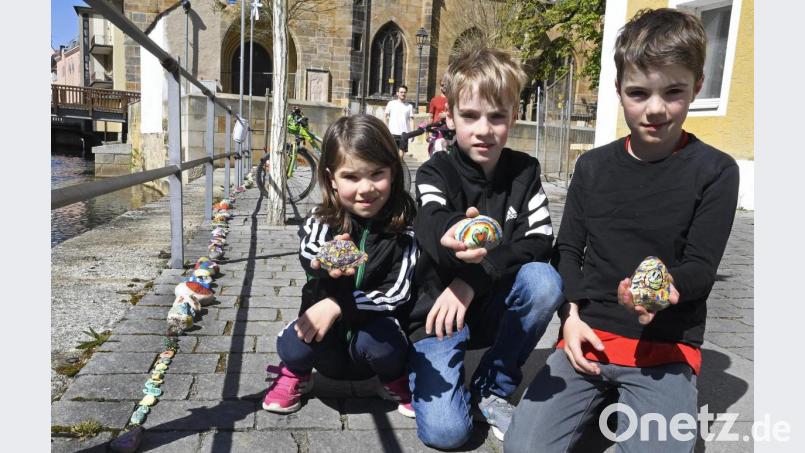 Über die bunten Steine in der Schiffsgasse freuen sich auch Magdalena, Kilian und Fabian aus Amberg. Bild: Petra Hartl