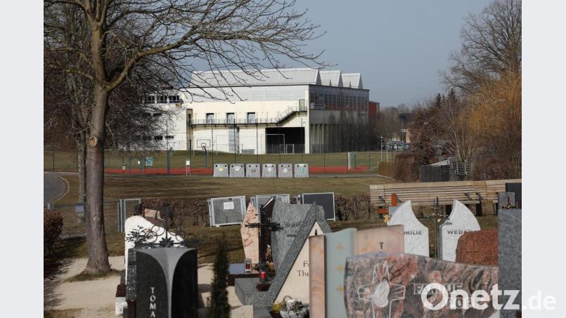 Auf der gut 2800 Quadratmeter großen Grünfläche zwischen dem Auerbacher Friedhof und dem Sportplatz hinter der Helmut-Ott-Halle soll ein Wohnpark entstehen. Eine Bürgerinitiative will ihn per Bürgerentscheid verhindern. Bild: Wolfgang Steinbacher