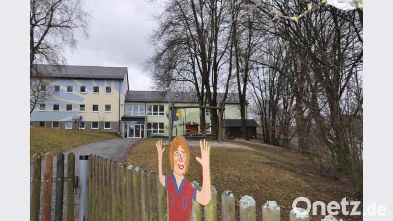 Eigentlich bietet der Kindergarten in Bärnau, der in der alten Grundschule untergebracht ist, viel Platz. Doch ständig steigende Anmeldungen verlangen eine Erweiterung. Deshalb soll rechts neben dem Eingang ein Anbau nach vorne erfolgen. Bild: ws