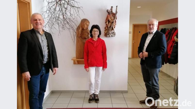 Geschäftsführer Diakon Richard Sellmeyer, Leiterin der Sozialstation, Inge Gerlach, und der Kirchenpfleger von St. Martin, Josef Beer, mit der Christophorus-Figur im Hintergrund. Bild: oe