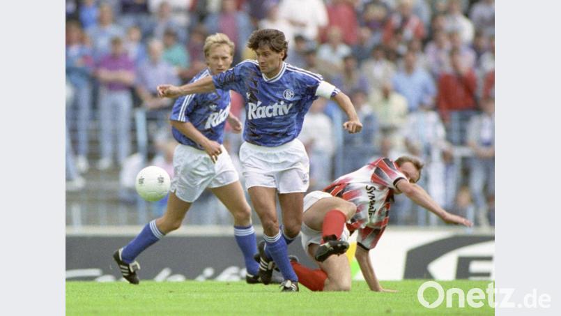 Von allen Vereinen, für die Günter Güttler in der Bundesliga spielte, war die Station beim FC Schalke 04 die aufregendste. Die Szene zeigt ihn in der Auftaktpartie der Bundesligasaison 1992/93, die der FC Schalke gegen die SG Wattenscheid 09 mit 3:4 verlor. Bild: Mark-Oliver Multhaup