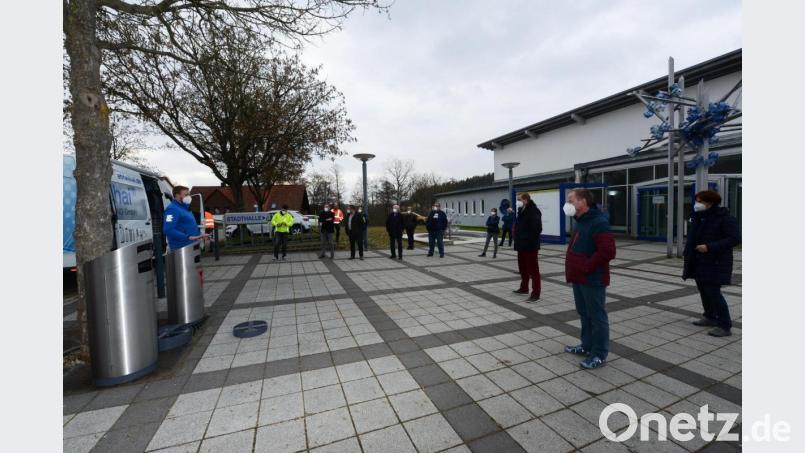 Zwei Haie aus Edelstahl fressen künftig den Abfall auf dem Neustädter Marktplatz. Der Bauausschuss überzeugte sich bei seiner Sitzung von der Funktionalität. Bild: bey
