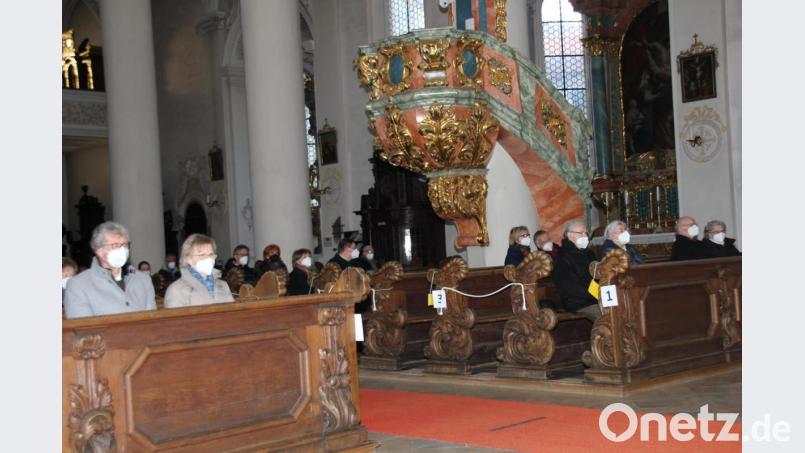 16 Jubelpaare, die heuer auf 25 bis 60 Jahre gemeinsames Eheleben zurückblicken können, wurden in einer Ehejubilarsfeier von der Pfarrei St. Georg gewürdigt. Bild: ads