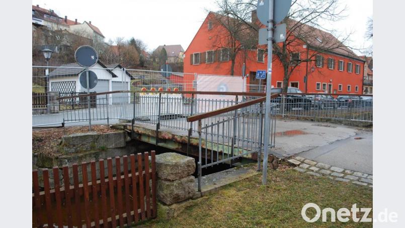 Am Montag ist es soweit: Die alte Brücke über den Floßbach beim ehemaligen Feuerwehrhaus wird ausgebaut. Am Dienstag, 6. April, soll dann die neue installiert werden. Bild: tss