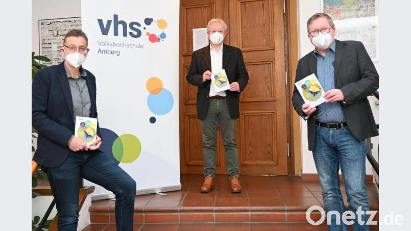 Oberbürgermeister Michael Cerny, Kulturreferent Fabian Kern und Reiner Volkert, Leiter des Kulturamts und der Volkshochschule (von links) mit dem neuen Programmheft der Volkshochschule Amberg, das nun erhältlich ist. Bild: Susanne Schwab, Stadt Amberg/exb
