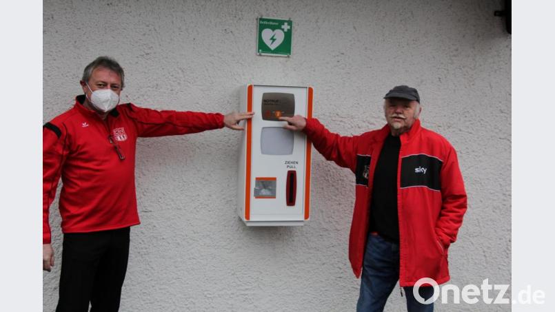 Stolz zeigen Bernd Aßmann (links) und Gerhard Greger auf den am TSV-Sportheim angebrachten Defibrillator. Die Investitionskosten beziffern sie mit 8000 Euro. Bild: kro
