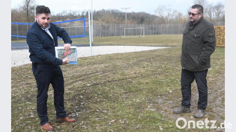 Bürgermeister Sebastian Dippold (links) zeigt mit Stadt-Geschäftsführer Peter Forster auf einer Karte, wie groß einst die Mülldeponie an der Waldnaab war. Auf dem Gelände hinter ihnen lagerte Hausmüll. Näheres müssen nun Boden- und Grundwasserproben ergeben. Bild: Gabi Schönberger