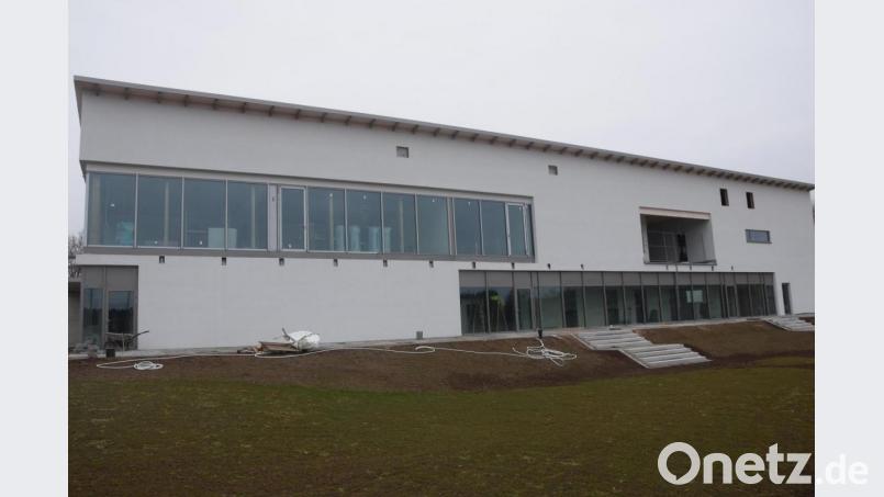Das neue Sportplatzfunktionsgebäude mit dem Lokal (oben links, hinter der Glasfront). Der Balkon davor muss noch angebaut werden. Bild: fz