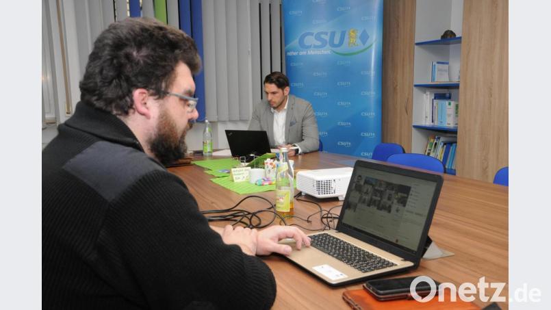 Stefan Frank (links) und Florian Bart vom CSU-Ortsverband Sulzbach-Rosenberg organisierten die große Video-Schalte von der Geschäftsstelle aus. Bild: ige
