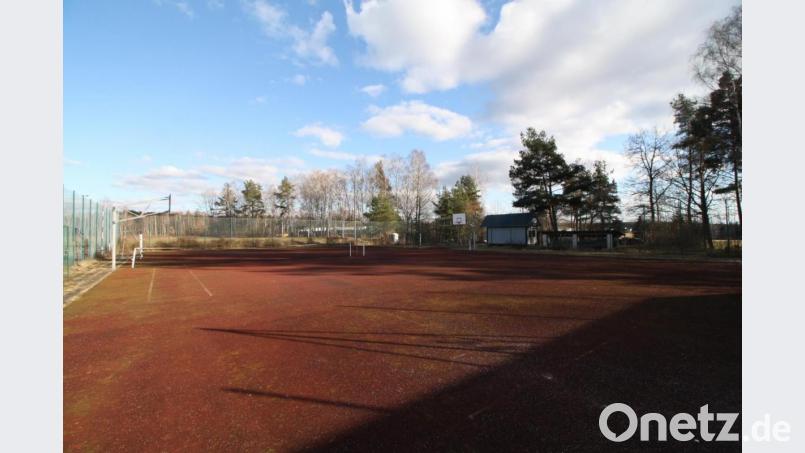 Komplizierte Rechts- und Finanzfragen muss die Gemeinde klären, ehe für die Hartplatzsanierung ein Zuschuss aus der bayerischen Sportstättenförderung winkt. Bild: bjp