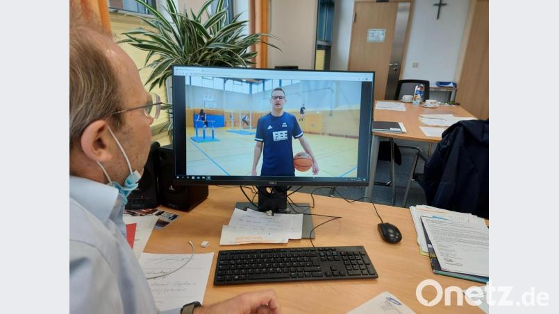 Schulleiter Ludwig Pfeiffer sieht sich das Video des Projektseminars „Schulentwicklung“ an, mit dem man eine virtuelle Schulführung erleben kann. Bild: lg