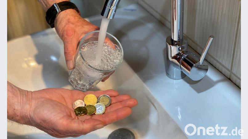 Für das Trinkwasser muss in Zukunft deutlich mehr bezahlt werden. Die Gebühr steigt von 2,00 auf 3,95 Euro. Bild: Völkl