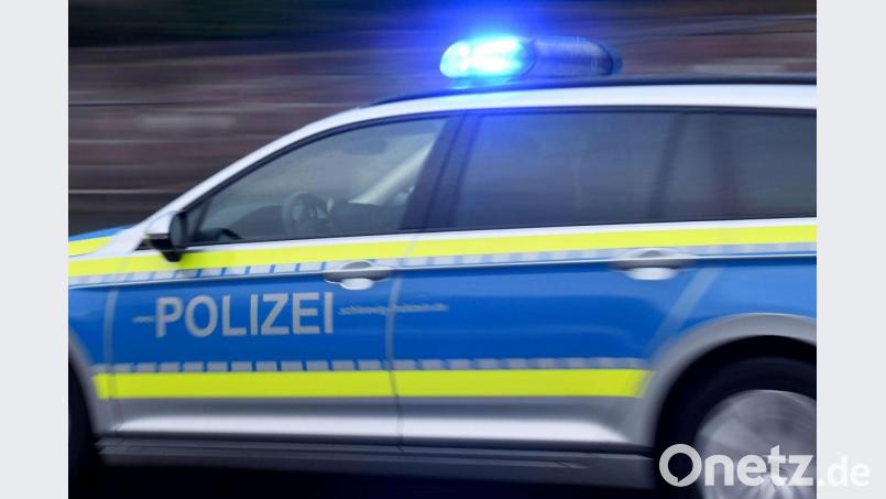 Ein Streifenwagen mit eingeschaltetem Blaulicht fährt zum Einsatz. Symbolbild: Carsten Rehder/dpa