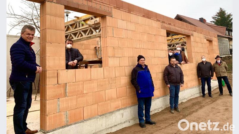 Bürgermeister Martin Birner, Vertreter der Dorfgemeinschaft und des Trägervereins Kleinwinklarn besichtigten gemeinsam mit Siegfried Dettmann und Anton Steiniger den Baufortschritt am Mehrzweckgebäude, für das die Firma Steininger die Ziegel gespendet hat. Bild: Ulrike Meixner/exb