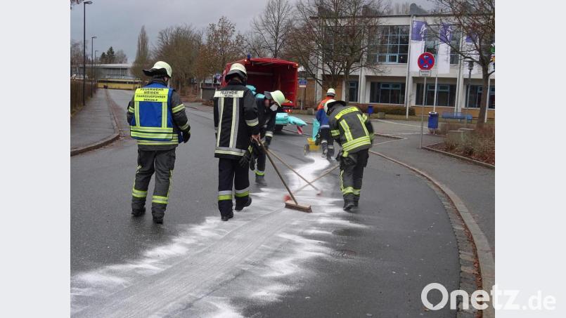 Die Einsatzkräfte der Feuerwahr binden den ausgelaufenen Dieselkraftstoff. Bild: Dobmeier