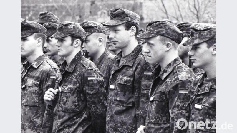 Mit 18 wurde David Prinosil (Mitte) zur Bundeswehr einberufen und leistete bei der Panzerbrigade 12 in der Oberpfalzkaserne in Pfreimd seinen Grundwehrdienst ab. Archivbild: ref