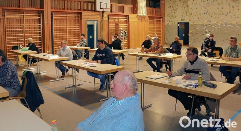 Interessiert verfolgten Gemeinderat und Zuhörer die Ausführungen zum geplanten Bau einer Schilfkläranlage durch das Ingenieurbüro Blumberg. Bild: bsc